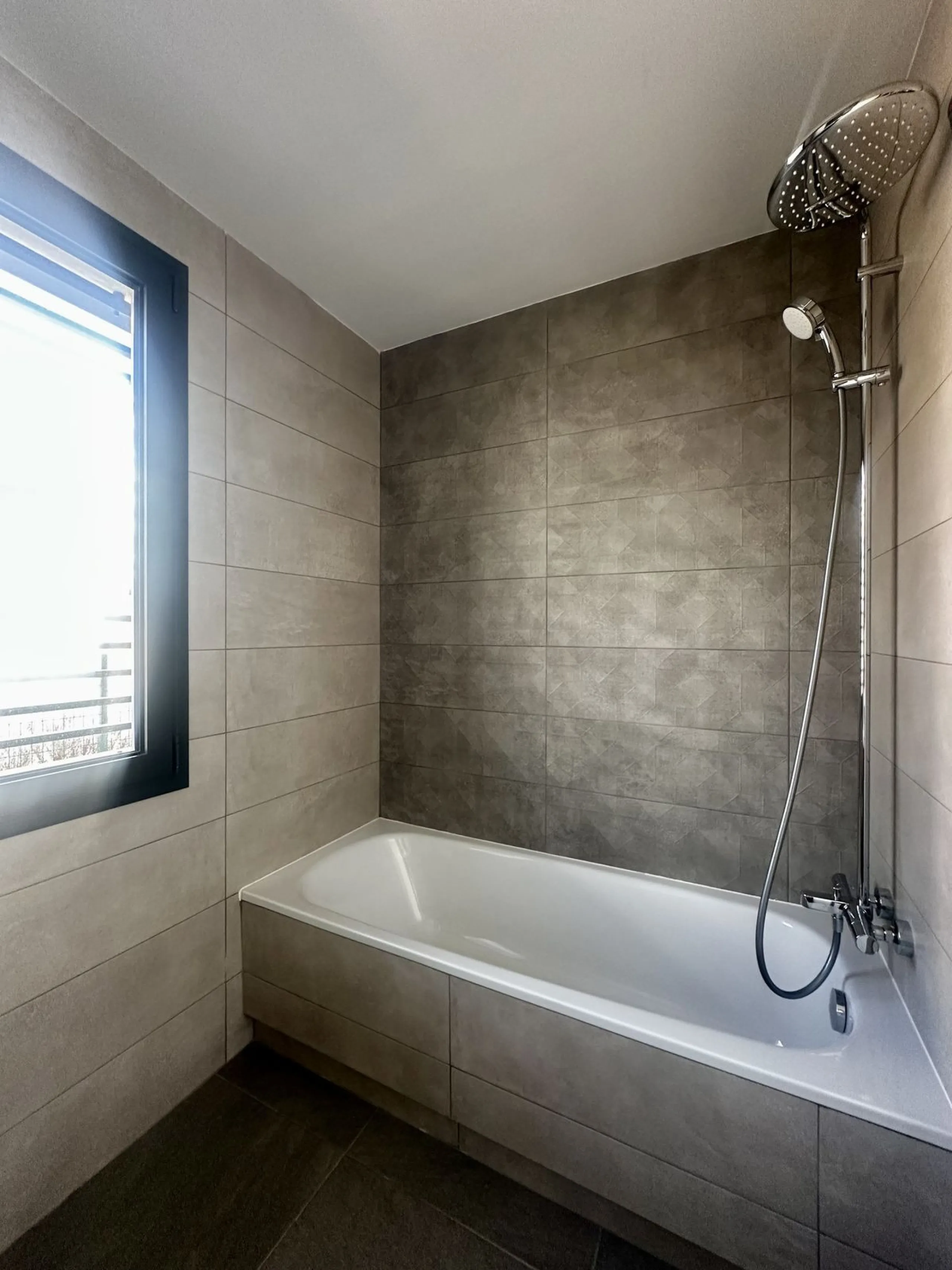 Discover your dream home in this stunning semi-detached house located in the beautiful Riviera del Sol. This new construction boasts a south-facing orientation with breathtaking sea views, featuring 4 spacious bedrooms and 3 modern bathrooms. Enjoy the lu