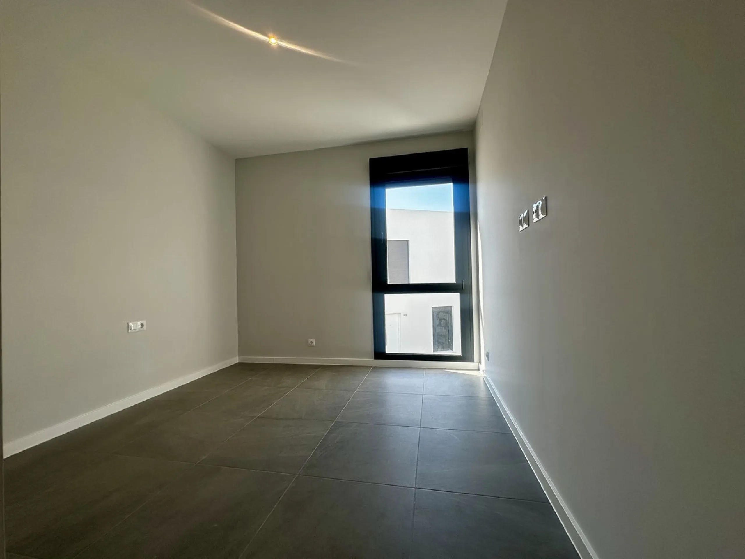 Discover your dream home in this stunning semi-detached house located in the beautiful Riviera del Sol. This new construction boasts a south-facing orientation with breathtaking sea views, featuring 4 spacious bedrooms and 3 modern bathrooms. Enjoy the lu