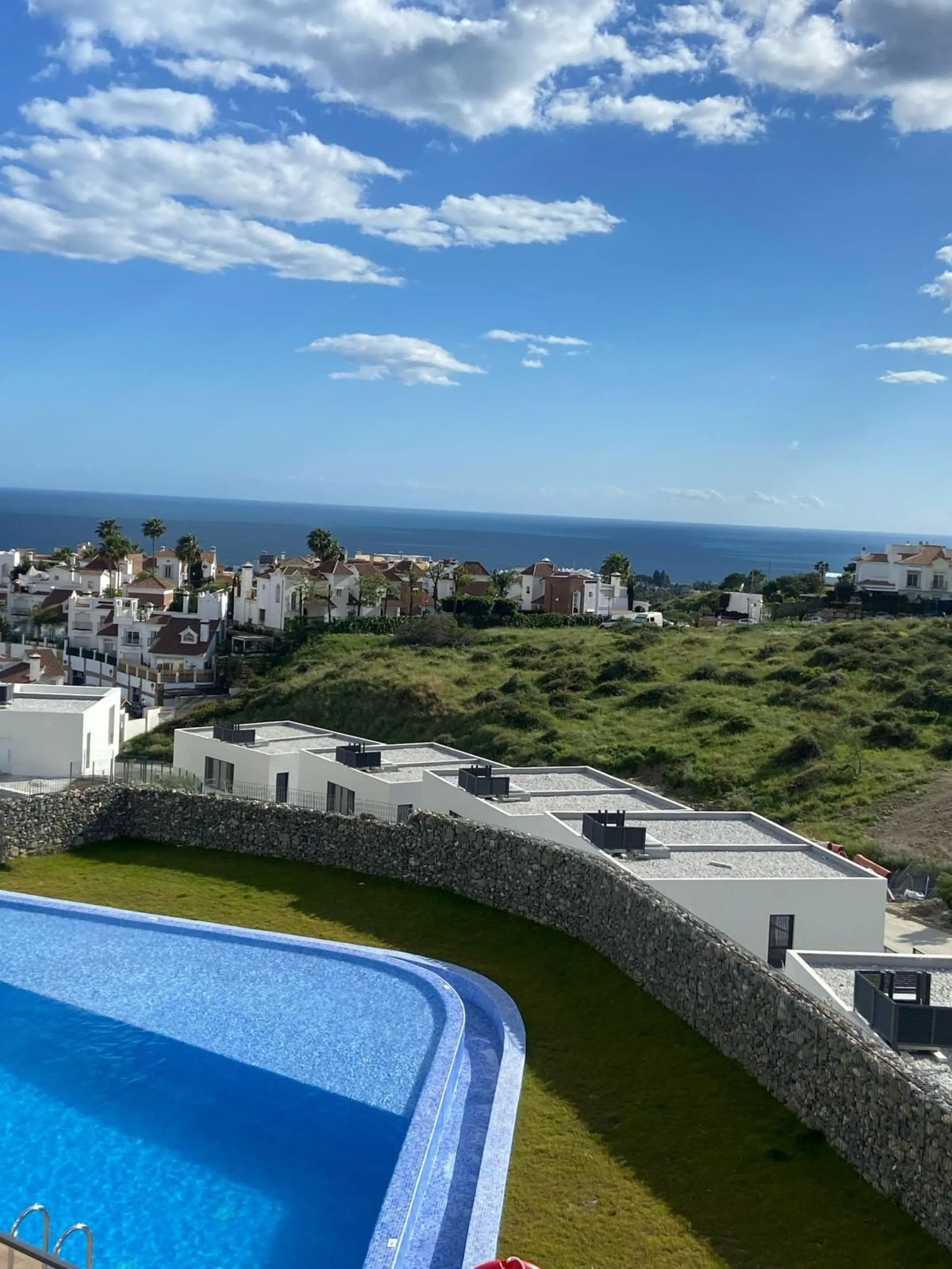 Discover your dream home in this stunning semi-detached house located in the beautiful Riviera del Sol. This new construction boasts a south-facing orientation with breathtaking sea views, featuring 4 spacious bedrooms and 3 modern bathrooms. Enjoy the lu