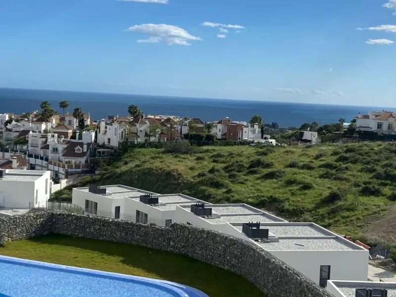 Discover your dream home in this stunning semi-detached house located in the beautiful Riviera del Sol. This new construction boasts a south-facing orientation with breathtaking sea views, featuring 4 spacious bedrooms and 3 modern bathrooms. Enjoy the lu