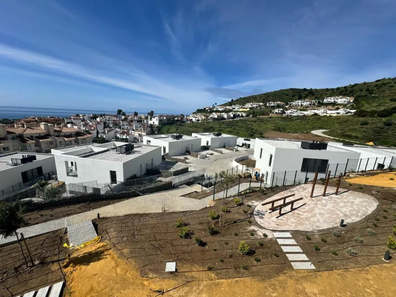 Discover your dream home in this stunning semi-detached house located in the beautiful Riviera del Sol. This new construction boasts a south-facing orientation with breathtaking sea views, featuring 4 spacious bedrooms and 3 modern bathrooms. Enjoy the lu