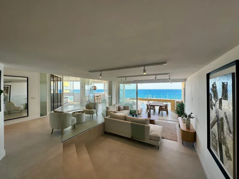 If you dream of waking up every morning to breathtaking views of the Mediterranean, this apartment will captivate you from the very first moment. Located in one of Marbella's most privileged areas, this 152 m² gem has been fully renovated with top-quality