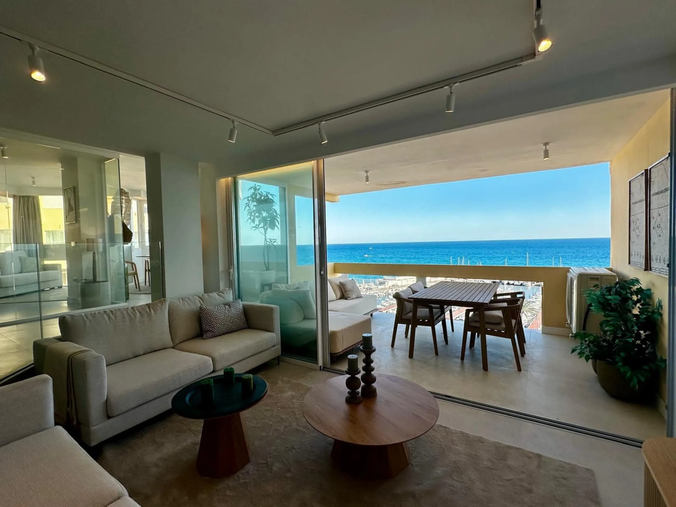 Apartment - Top Floor Apartment в продаже в Marbella, Málaga. В доме 3 спален и 2 ванных комнат. Площадь дома 152 м²