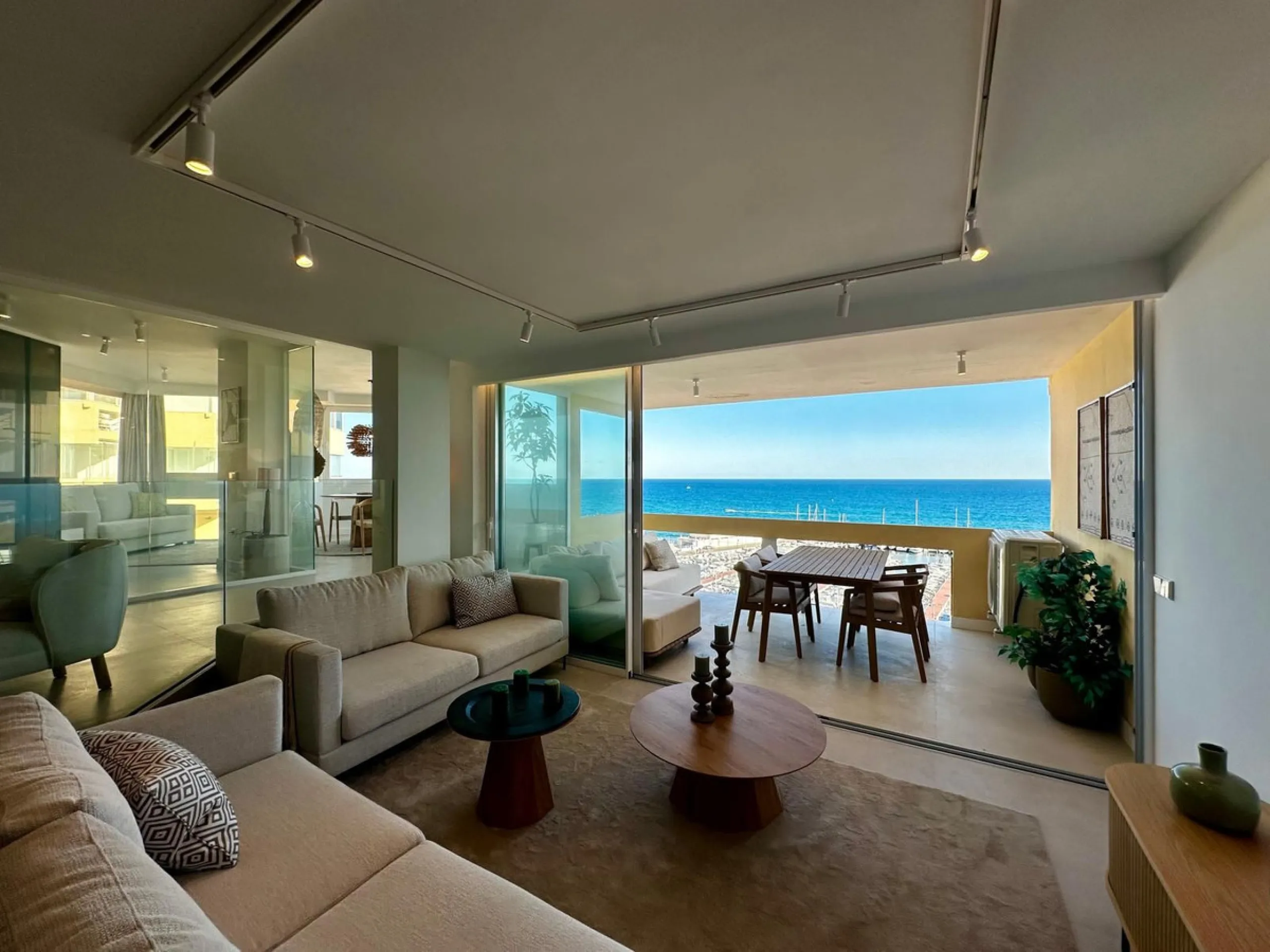 Apartment - Top Floor Apartment в продаже в Marbella, Málaga. В доме 3 спален и 2 ванных комнат. Площадь дома 152 м²