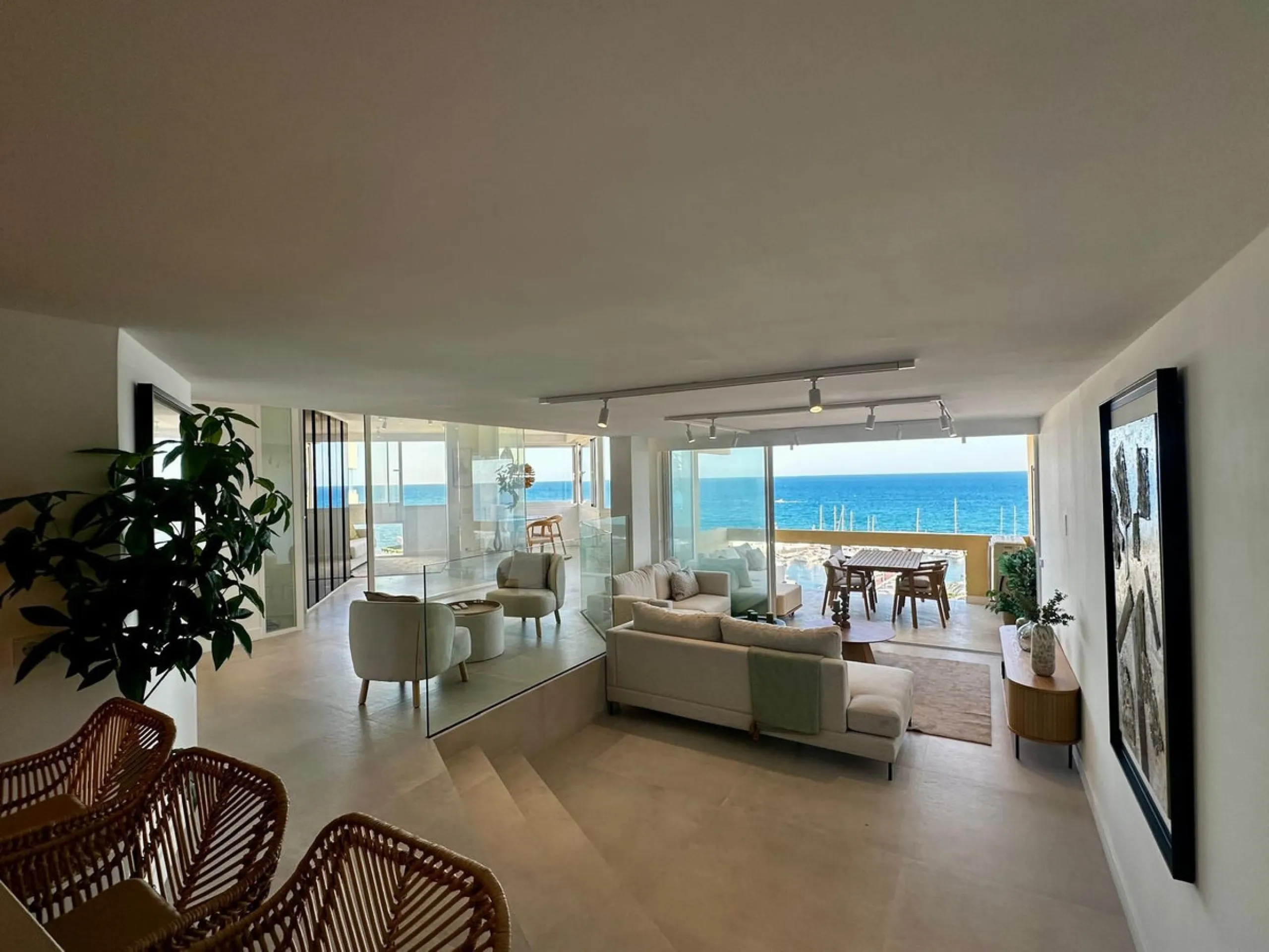 Apartment - Top Floor Apartment в продаже в Marbella, Málaga. В доме 3 спален и 2 ванных комнат. Площадь дома 152 м²