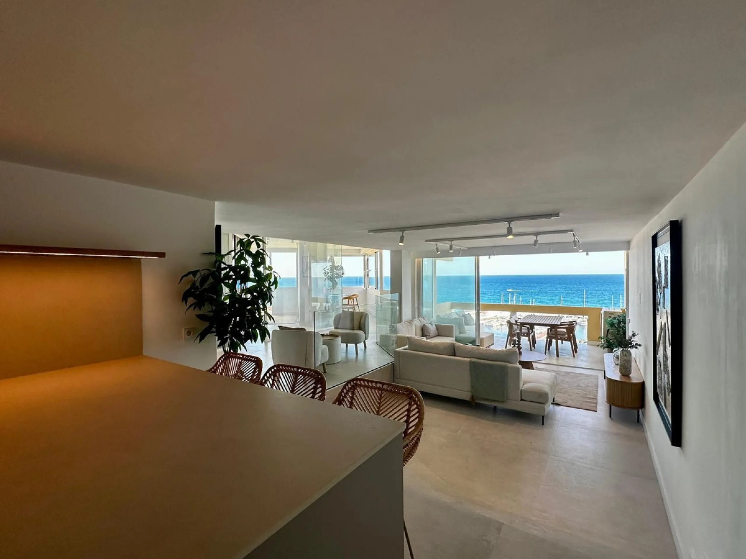 Apartment - Top Floor Apartment в продаже в Marbella, Málaga. В доме 3 спален и 2 ванных комнат. Площадь дома 152 м²