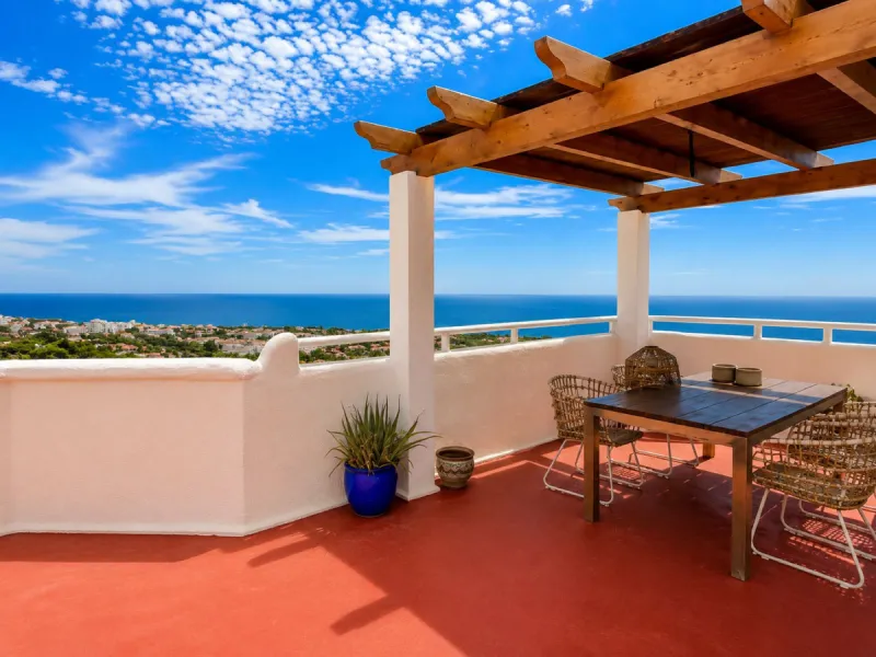 Dream penthouse with stunning panoramic sea views in Calahonda Alta.