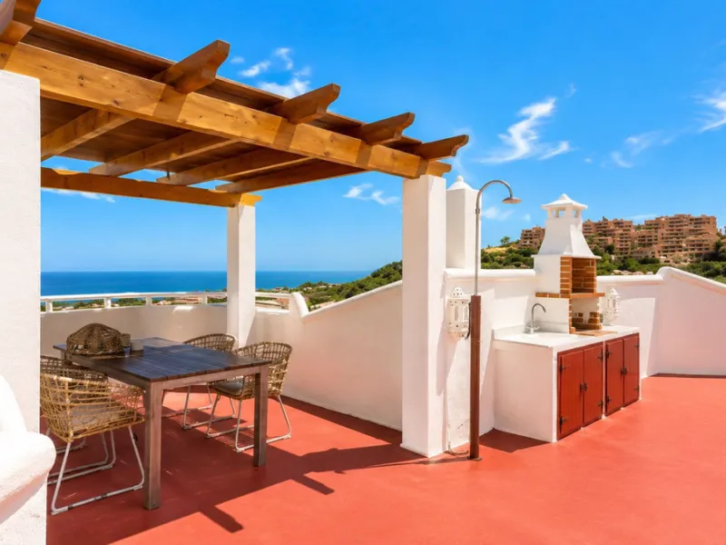 Dream penthouse with stunning panoramic sea views in Calahonda Alta.
