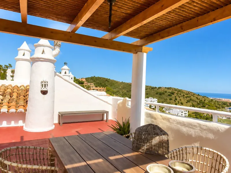 Dream penthouse with stunning panoramic sea views in Calahonda Alta.