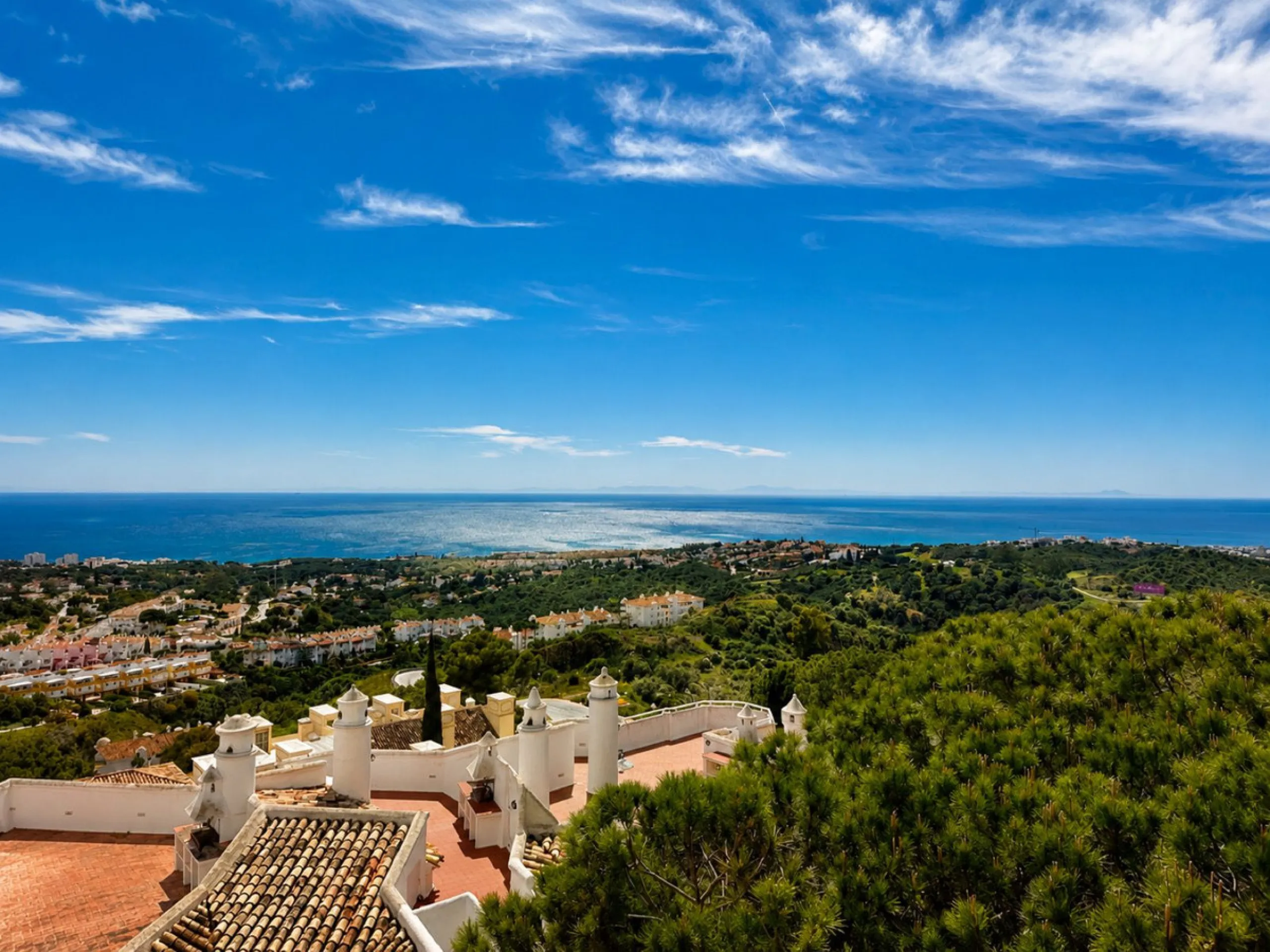 Dream penthouse with stunning panoramic sea views in Calahonda Alta.