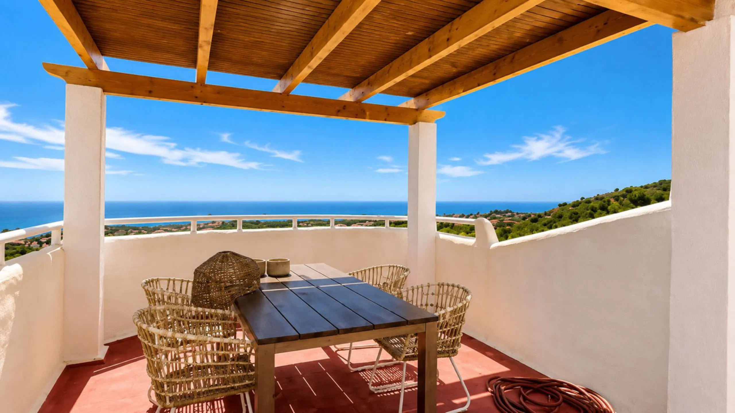 Dream penthouse with stunning panoramic sea views in Calahonda Alta.