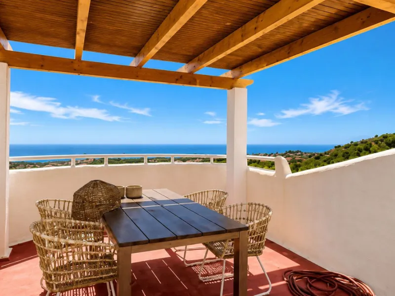 Dream penthouse with stunning panoramic sea views in Calahonda Alta.