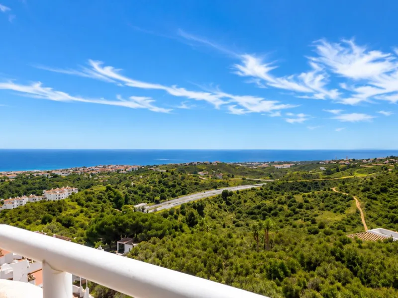 Dream penthouse with stunning panoramic sea views in Calahonda Alta.