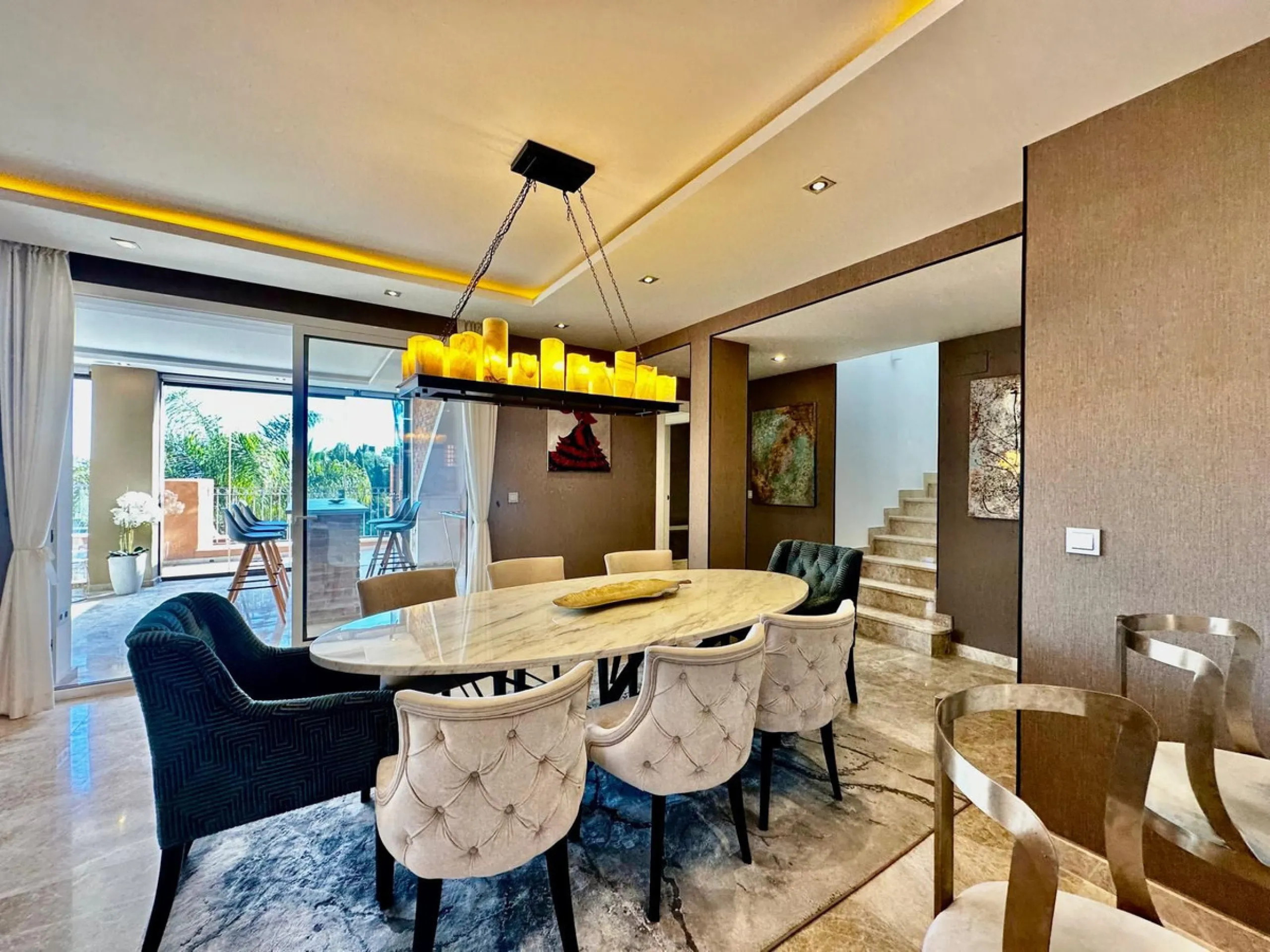 Spectacular duplex penthouse with 3 bedrooms and 3 bathrooms in an exclusive development in Nueva Andalucía, recently renovated combining elegance and comfort, on the main floor there are two spacious bedrooms and two bathrooms, a modern fully equipped ki