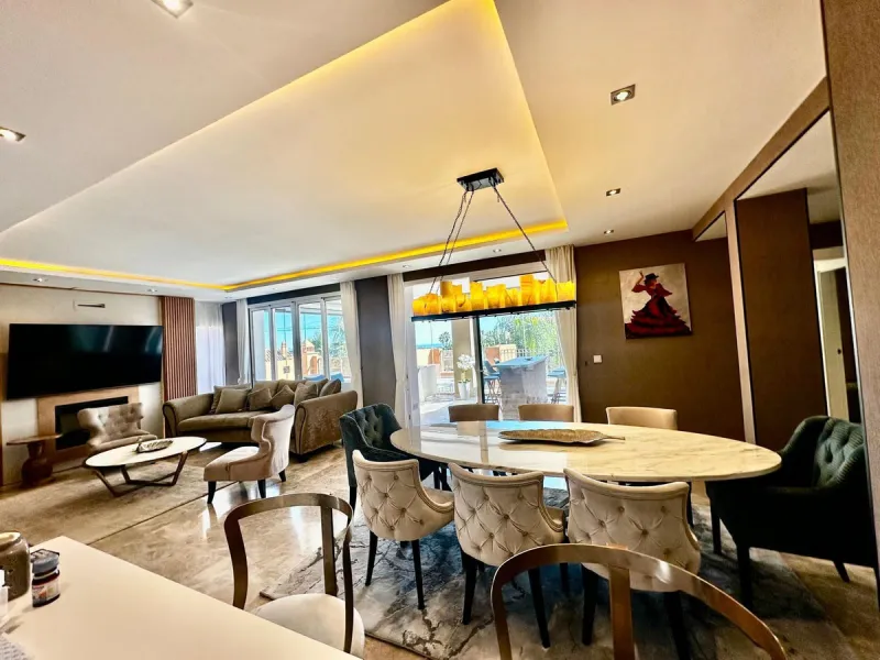 Spectacular duplex penthouse with 3 bedrooms and 3 bathrooms in an exclusive development in Nueva Andalucía, recently renovated combining elegance and comfort, on the main floor there are two spacious bedrooms and two bathrooms, a modern fully equipped ki