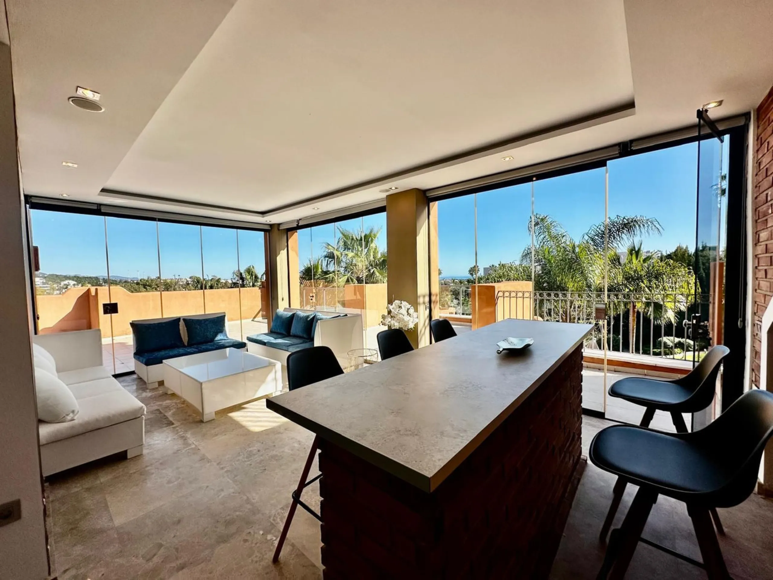 Spectacular duplex penthouse with 3 bedrooms and 3 bathrooms in an exclusive development in Nueva Andalucía, recently renovated combining elegance and comfort, on the main floor there are two spacious bedrooms and two bathrooms, a modern fully equipped ki