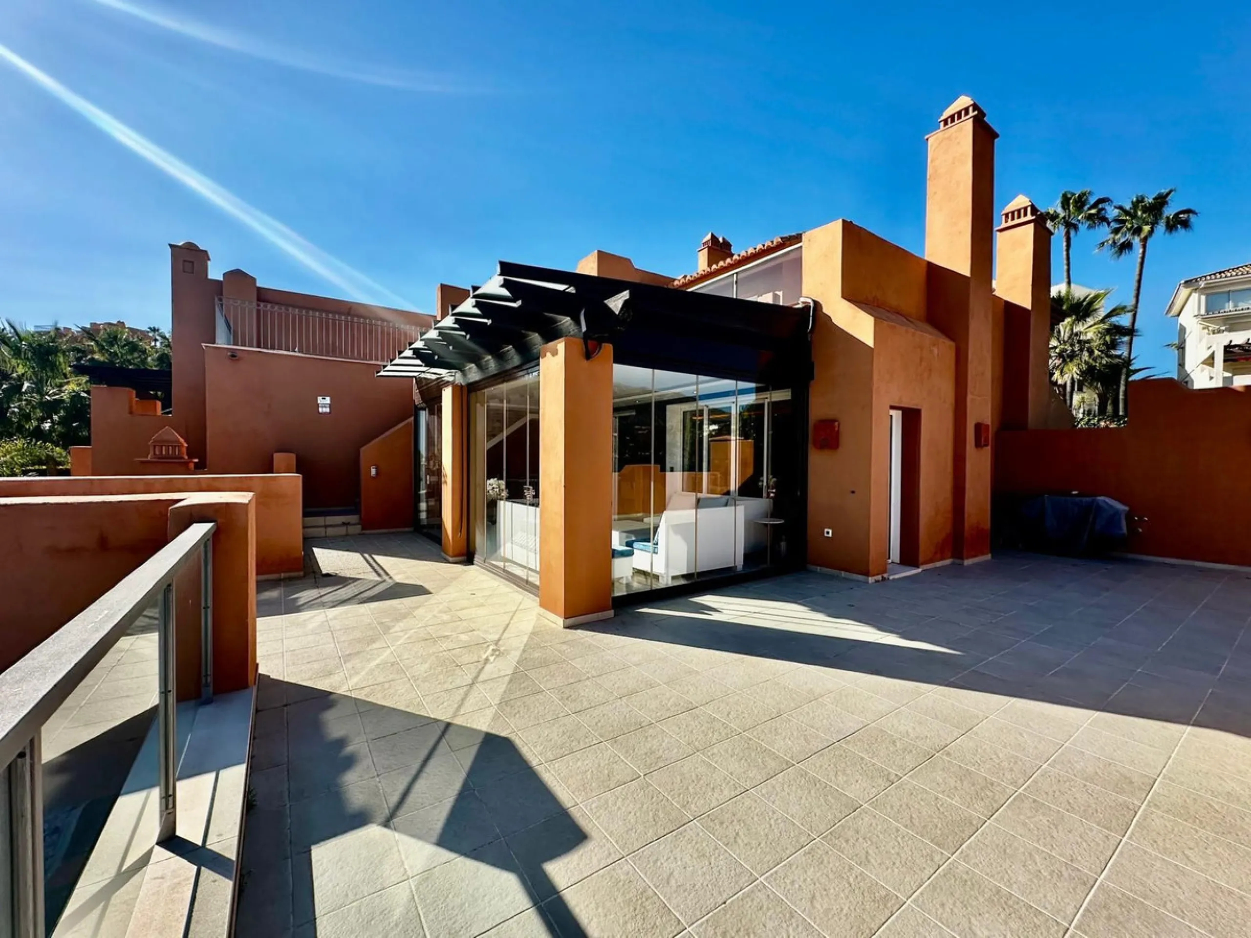 Spectacular duplex penthouse with 3 bedrooms and 3 bathrooms in an exclusive development in Nueva Andalucía, recently renovated combining elegance and comfort, on the main floor there are two spacious bedrooms and two bathrooms, a modern fully equipped ki