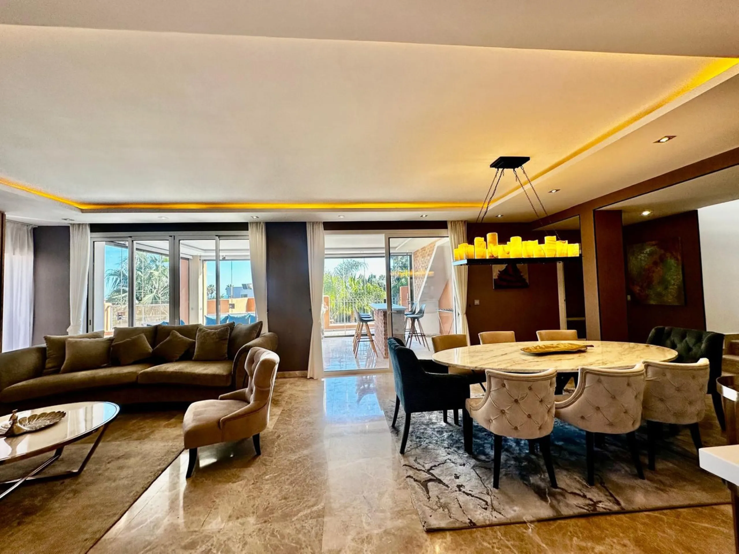 Spectacular duplex penthouse with 3 bedrooms and 3 bathrooms in an exclusive development in Nueva Andalucía, recently renovated combining elegance and comfort, on the main floor there are two spacious bedrooms and two bathrooms, a modern fully equipped ki