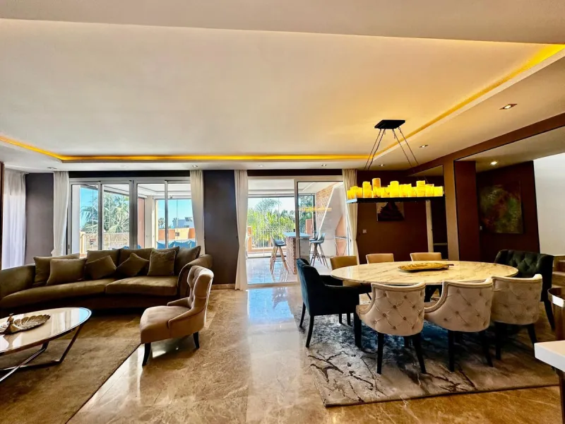 Spectacular duplex penthouse with 3 bedrooms and 3 bathrooms in an exclusive development in Nueva Andalucía, recently renovated combining elegance and comfort, on the main floor there are two spacious bedrooms and two bathrooms, a modern fully equipped ki