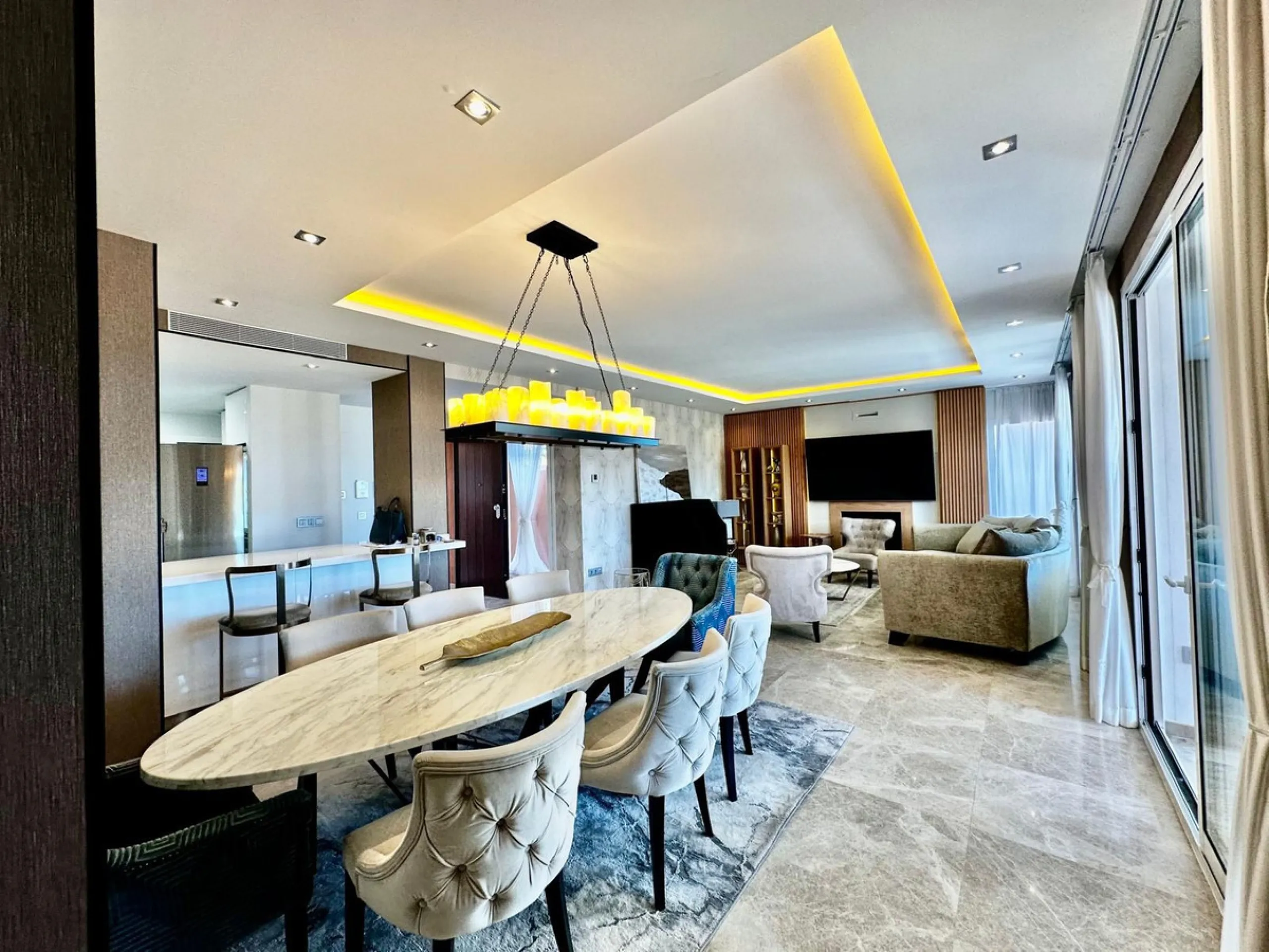 Spectacular duplex penthouse with 3 bedrooms and 3 bathrooms in an exclusive development in Nueva Andalucía, recently renovated combining elegance and comfort, on the main floor there are two spacious bedrooms and two bathrooms, a modern fully equipped ki