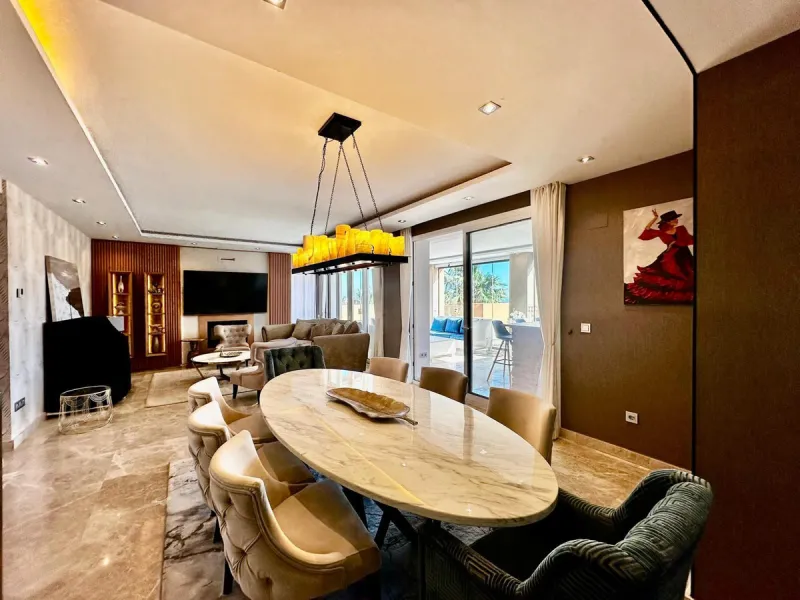 Spectacular duplex penthouse with 3 bedrooms and 3 bathrooms in an exclusive development in Nueva Andalucía, recently renovated combining elegance and comfort, on the main floor there are two spacious bedrooms and two bathrooms, a modern fully equipped ki