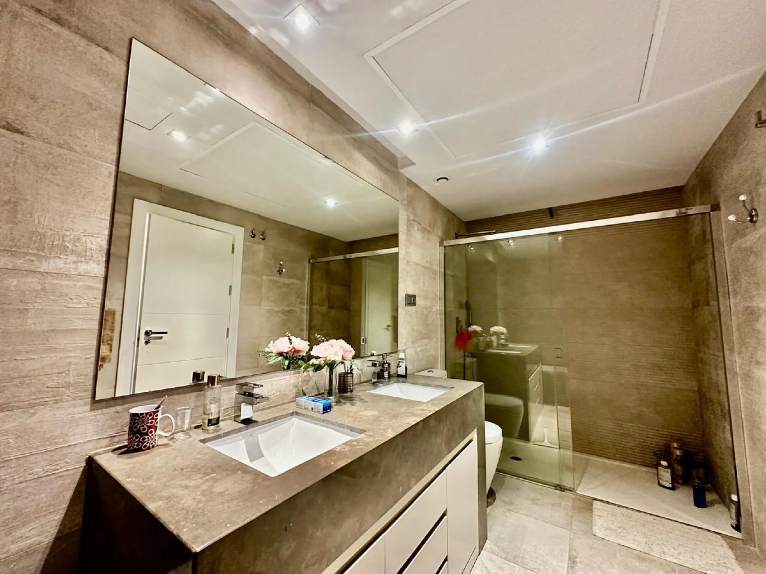 Spectacular duplex penthouse with 3 bedrooms and 3 bathrooms in an exclusive development in Nueva Andalucía, recently renovated combining elegance and comfort, on the main floor there are two spacious bedrooms and two bathrooms, a modern fully equipped ki