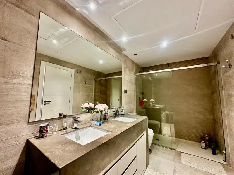 Spectacular duplex penthouse with 3 bedrooms and 3 bathrooms in an exclusive development in Nueva Andalucía, recently renovated combining elegance and comfort, on the main floor there are two spacious bedrooms and two bathrooms, a modern fully equipped ki