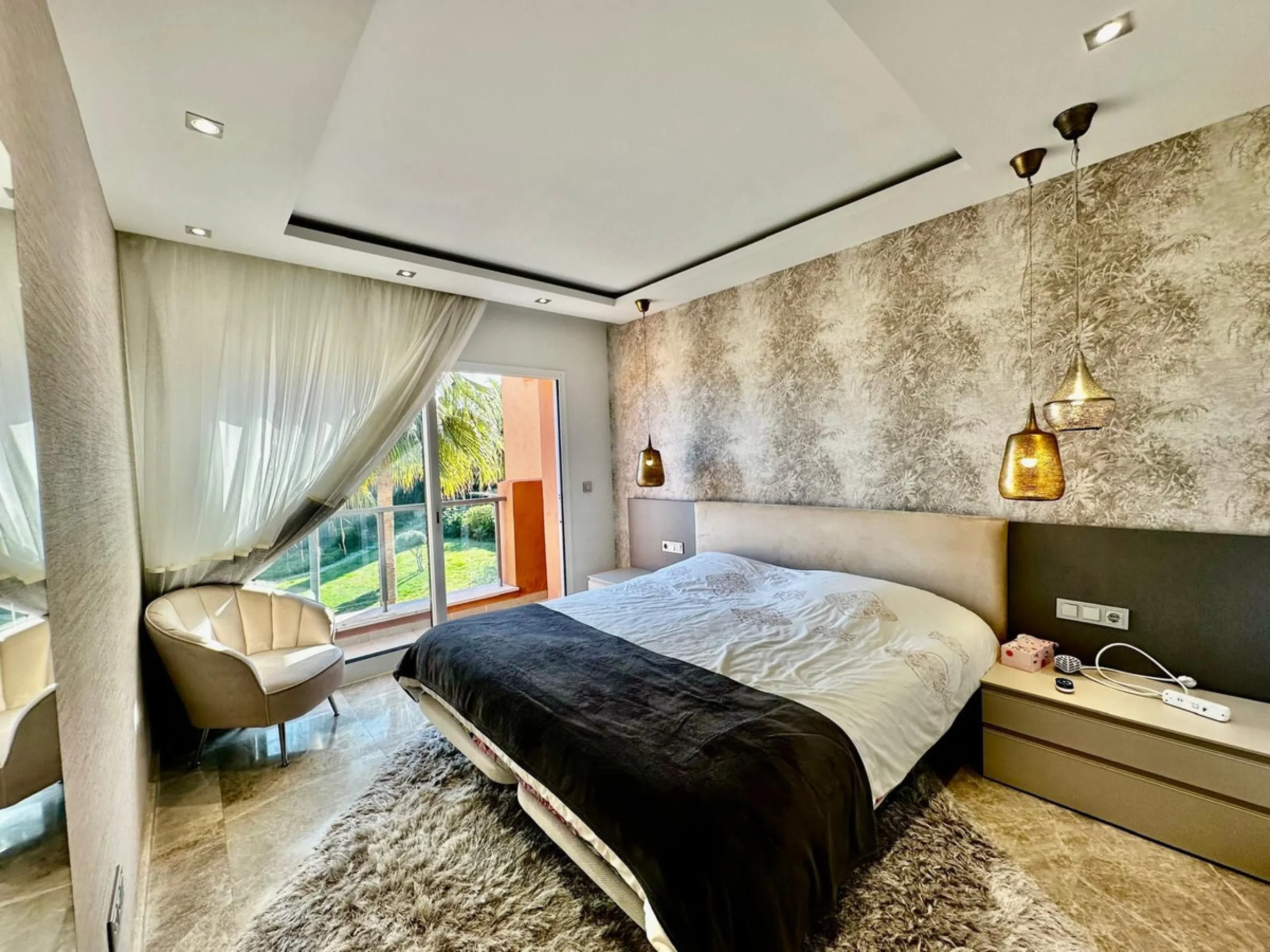 Spectacular duplex penthouse with 3 bedrooms and 3 bathrooms in an exclusive development in Nueva Andalucía, recently renovated combining elegance and comfort, on the main floor there are two spacious bedrooms and two bathrooms, a modern fully equipped ki