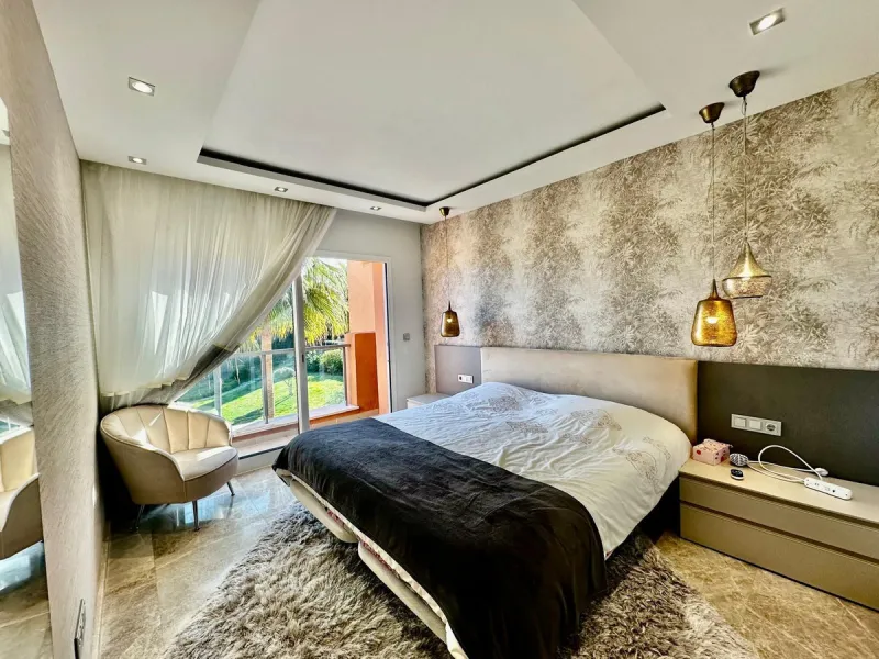 Spectacular duplex penthouse with 3 bedrooms and 3 bathrooms in an exclusive development in Nueva Andalucía, recently renovated combining elegance and comfort, on the main floor there are two spacious bedrooms and two bathrooms, a modern fully equipped ki