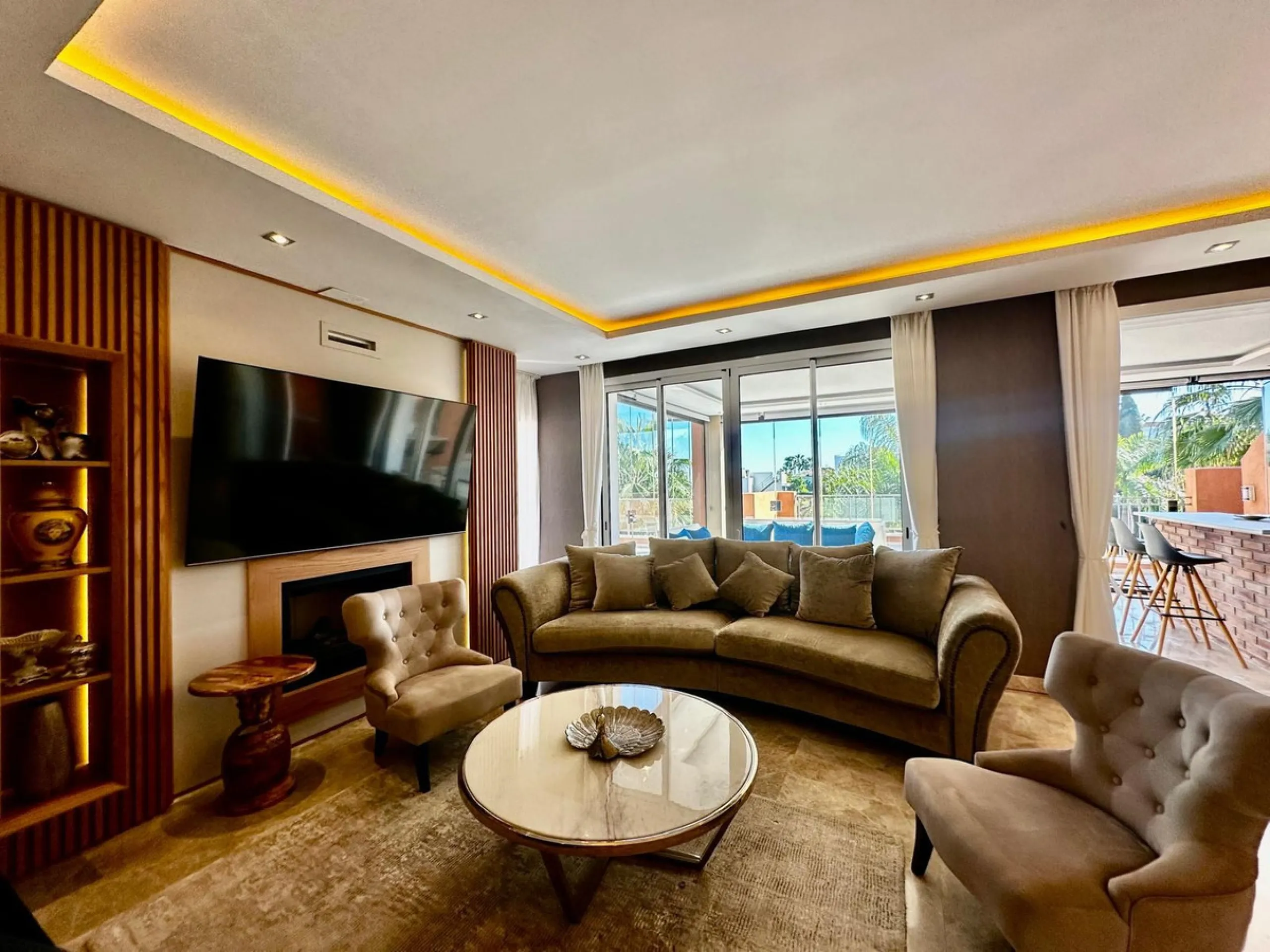 Spectacular duplex penthouse with 3 bedrooms and 3 bathrooms in an exclusive development in Nueva Andalucía, recently renovated combining elegance and comfort, on the main floor there are two spacious bedrooms and two bathrooms, a modern fully equipped ki