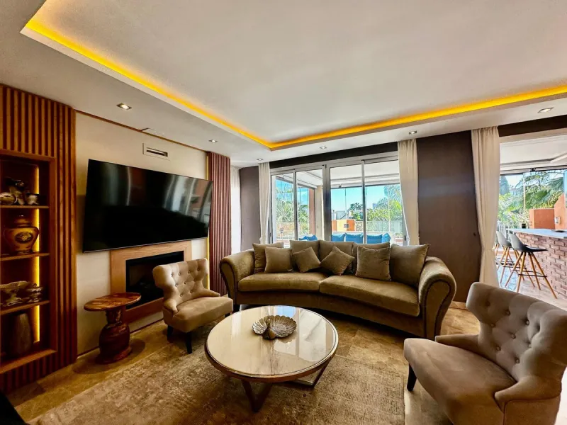 Spectacular duplex penthouse with 3 bedrooms and 3 bathrooms in an exclusive development in Nueva Andalucía, recently renovated combining elegance and comfort, on the main floor there are two spacious bedrooms and two bathrooms, a modern fully equipped ki