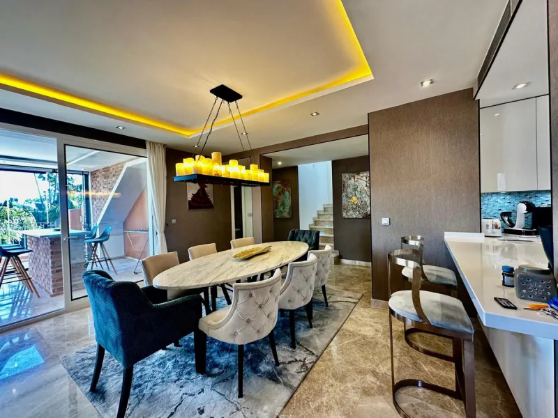 Spectacular duplex penthouse with 3 bedrooms and 3 bathrooms in an exclusive development in Nueva Andalucía, recently renovated combining elegance and comfort, on the main floor there are two spacious bedrooms and two bathrooms, a modern fully equipped ki