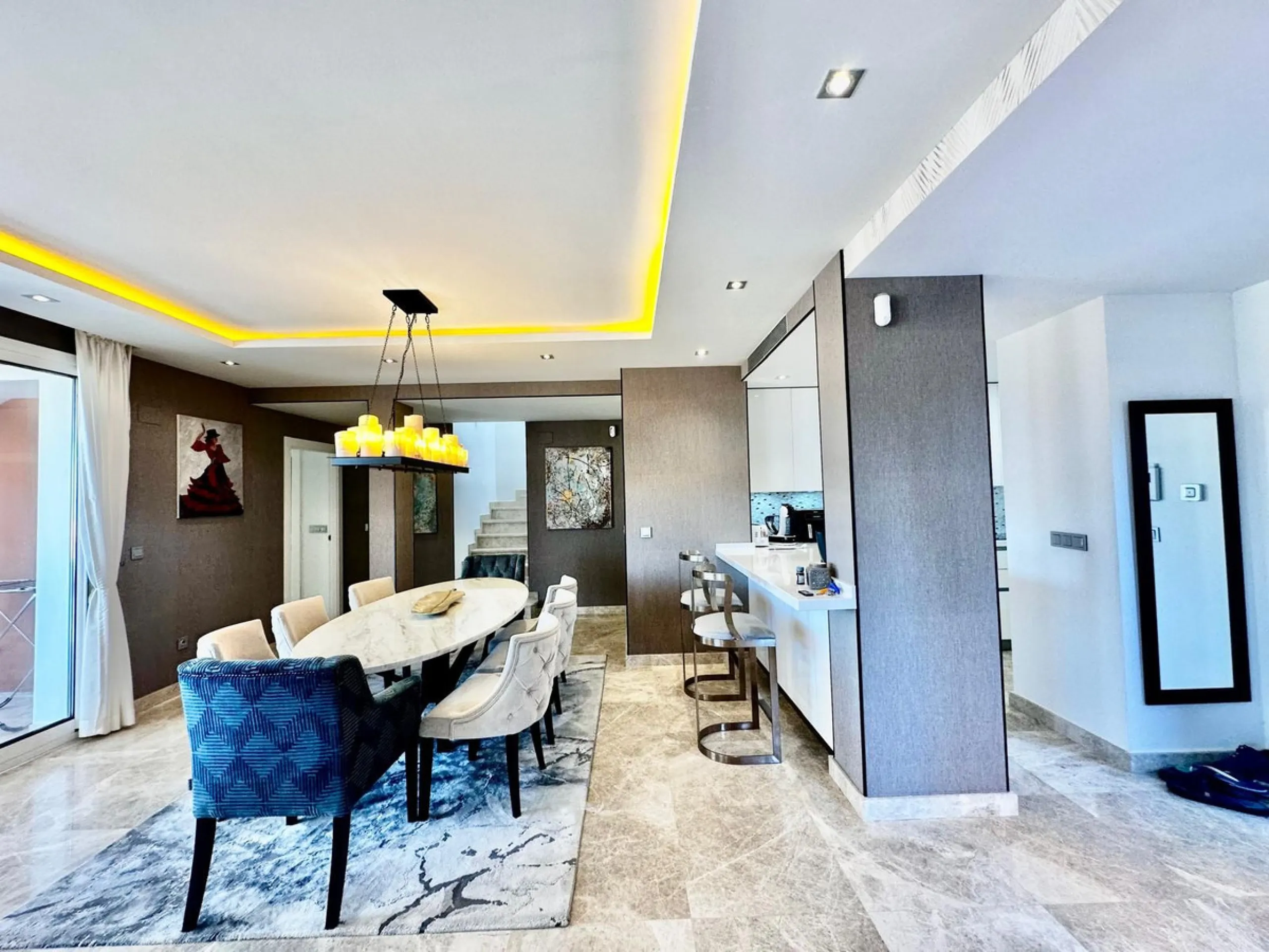 Spectacular duplex penthouse with 3 bedrooms and 3 bathrooms in an exclusive development in Nueva Andalucía, recently renovated combining elegance and comfort, on the main floor there are two spacious bedrooms and two bathrooms, a modern fully equipped ki