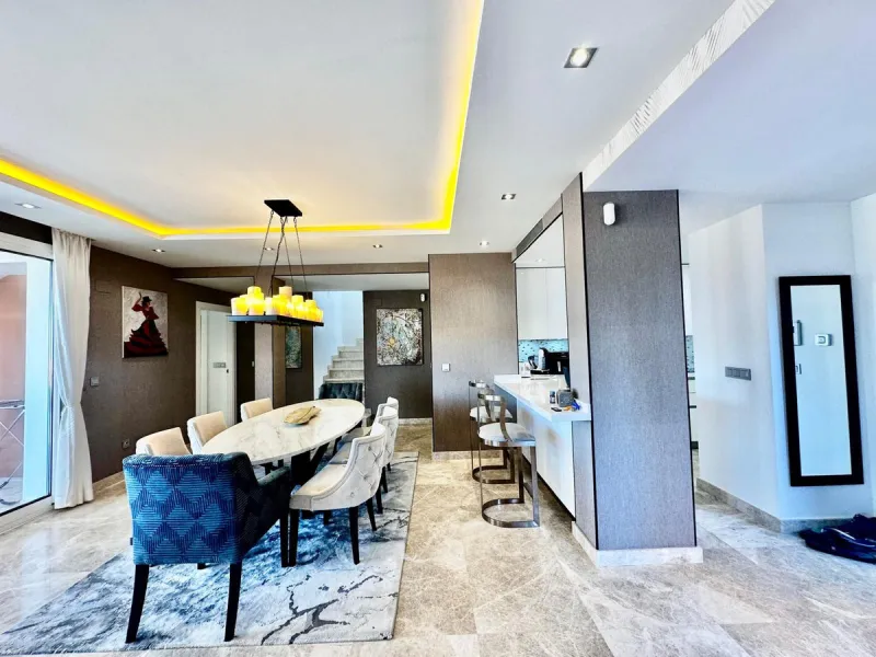 Spectacular duplex penthouse with 3 bedrooms and 3 bathrooms in an exclusive development in Nueva Andalucía, recently renovated combining elegance and comfort, on the main floor there are two spacious bedrooms and two bathrooms, a modern fully equipped ki