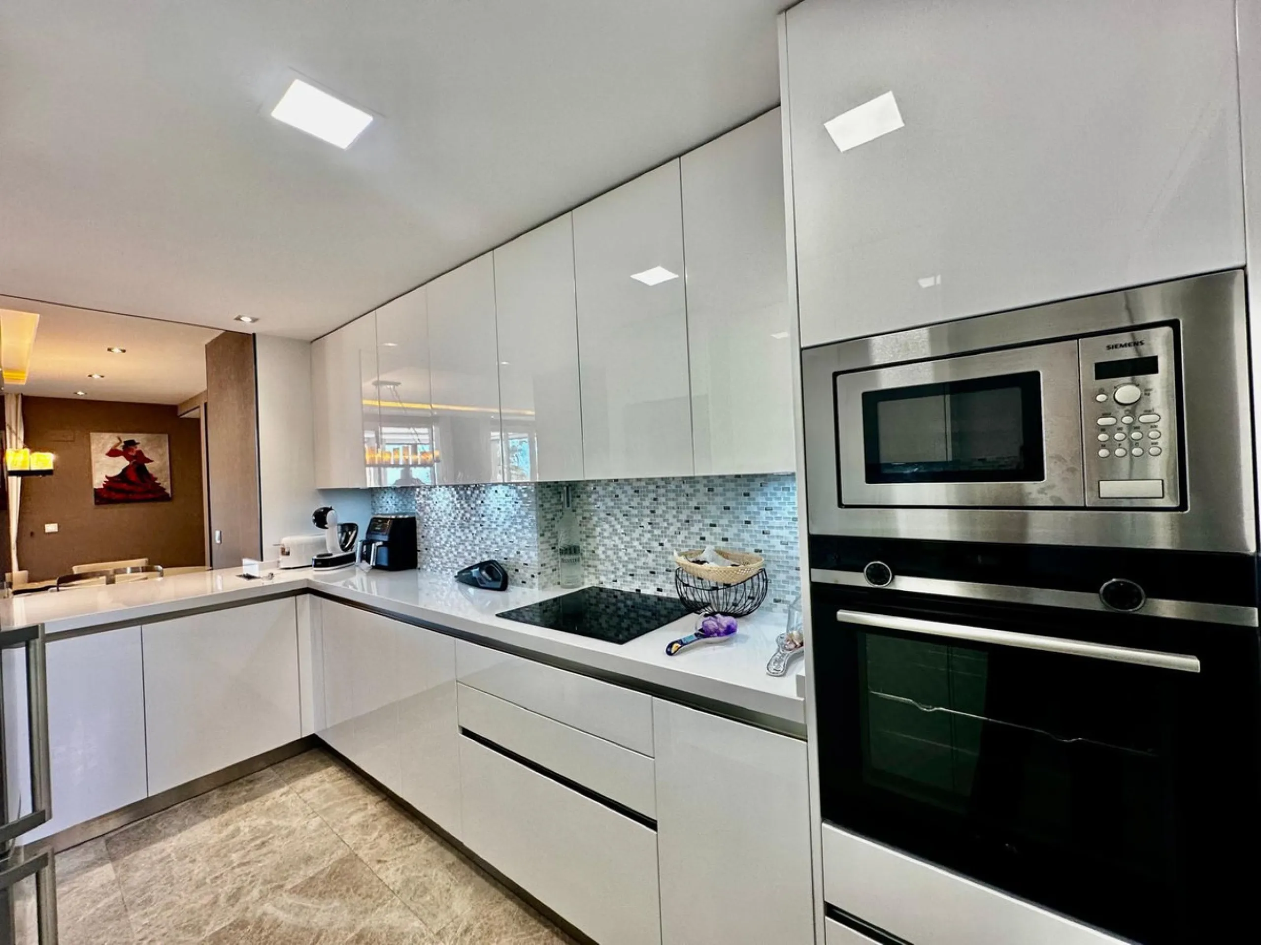 Spectacular duplex penthouse with 3 bedrooms and 3 bathrooms in an exclusive development in Nueva Andalucía, recently renovated combining elegance and comfort, on the main floor there are two spacious bedrooms and two bathrooms, a modern fully equipped ki