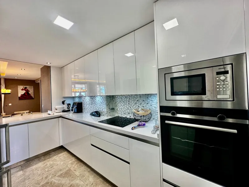 Spectacular duplex penthouse with 3 bedrooms and 3 bathrooms in an exclusive development in Nueva Andalucía, recently renovated combining elegance and comfort, on the main floor there are two spacious bedrooms and two bathrooms, a modern fully equipped ki
