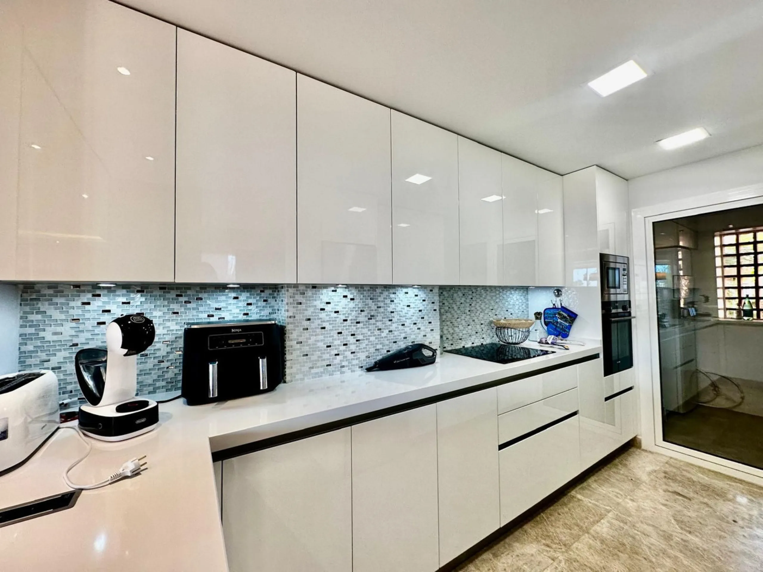 Spectacular duplex penthouse with 3 bedrooms and 3 bathrooms in an exclusive development in Nueva Andalucía, recently renovated combining elegance and comfort, on the main floor there are two spacious bedrooms and two bathrooms, a modern fully equipped ki