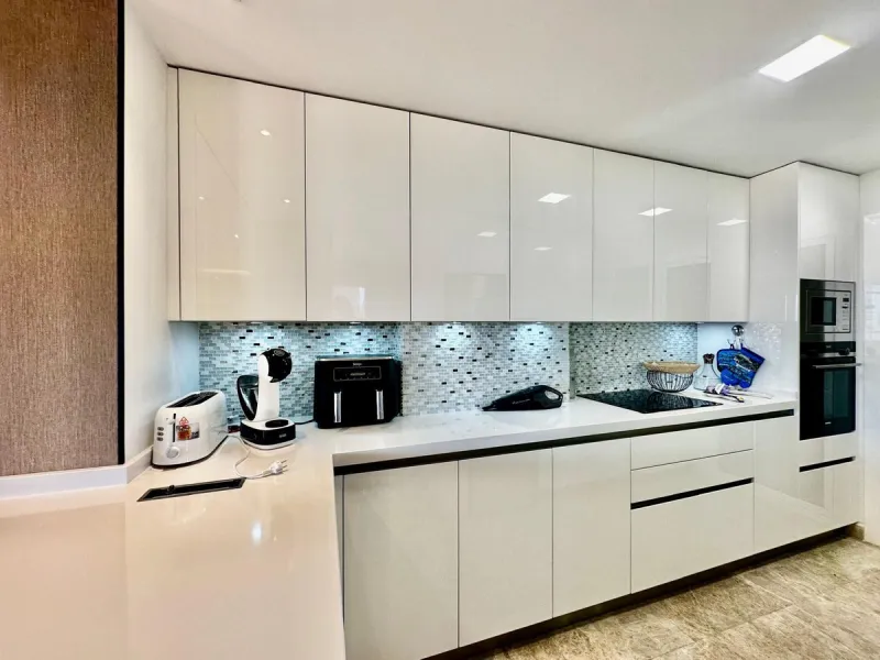 Spectacular duplex penthouse with 3 bedrooms and 3 bathrooms in an exclusive development in Nueva Andalucía, recently renovated combining elegance and comfort, on the main floor there are two spacious bedrooms and two bathrooms, a modern fully equipped ki