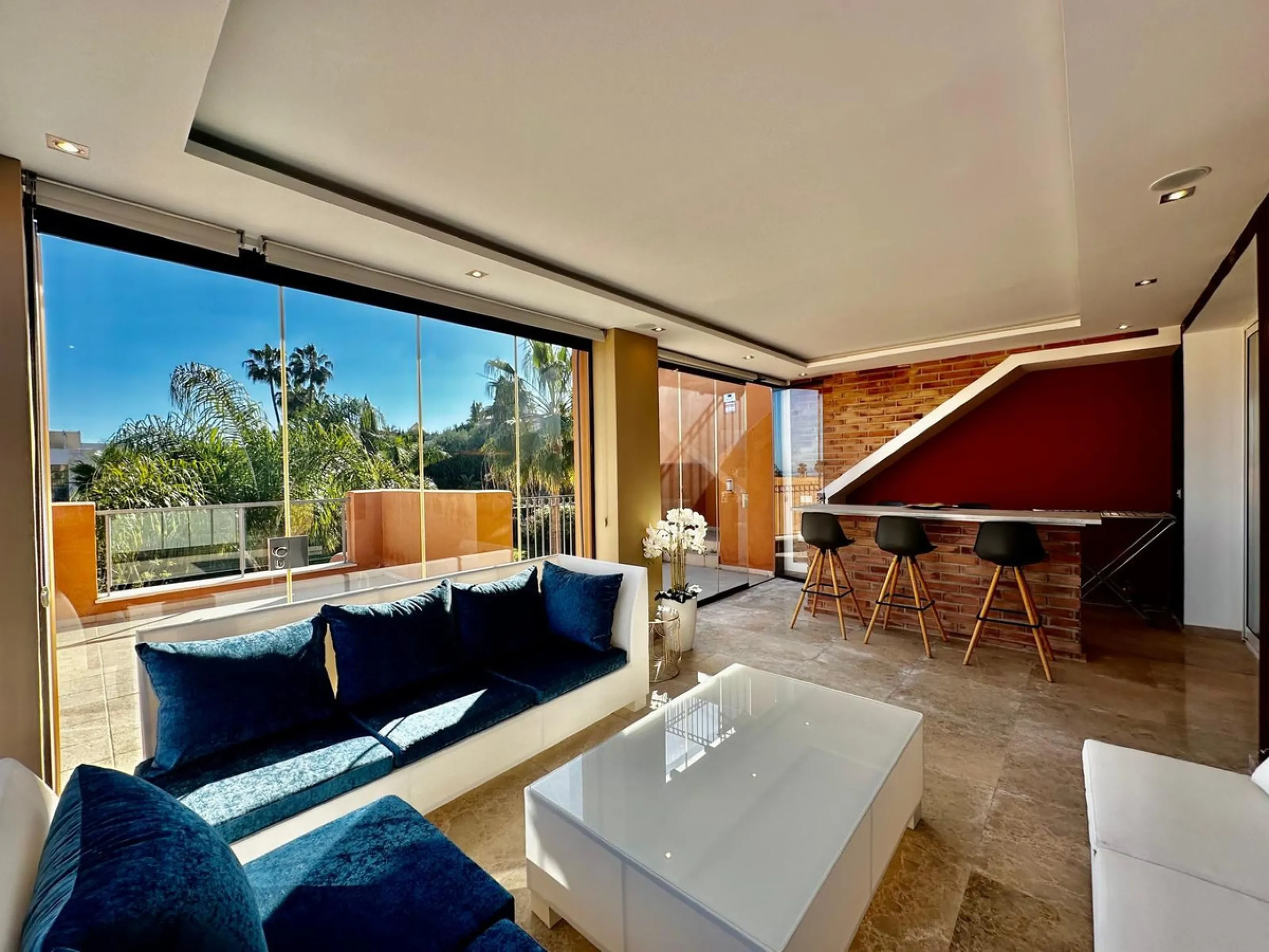 Spectacular duplex penthouse with 3 bedrooms and 3 bathrooms in an exclusive development in Nueva Andalucía, recently renovated combining elegance and comfort, on the main floor there are two spacious bedrooms and two bathrooms, a modern fully equipped ki
