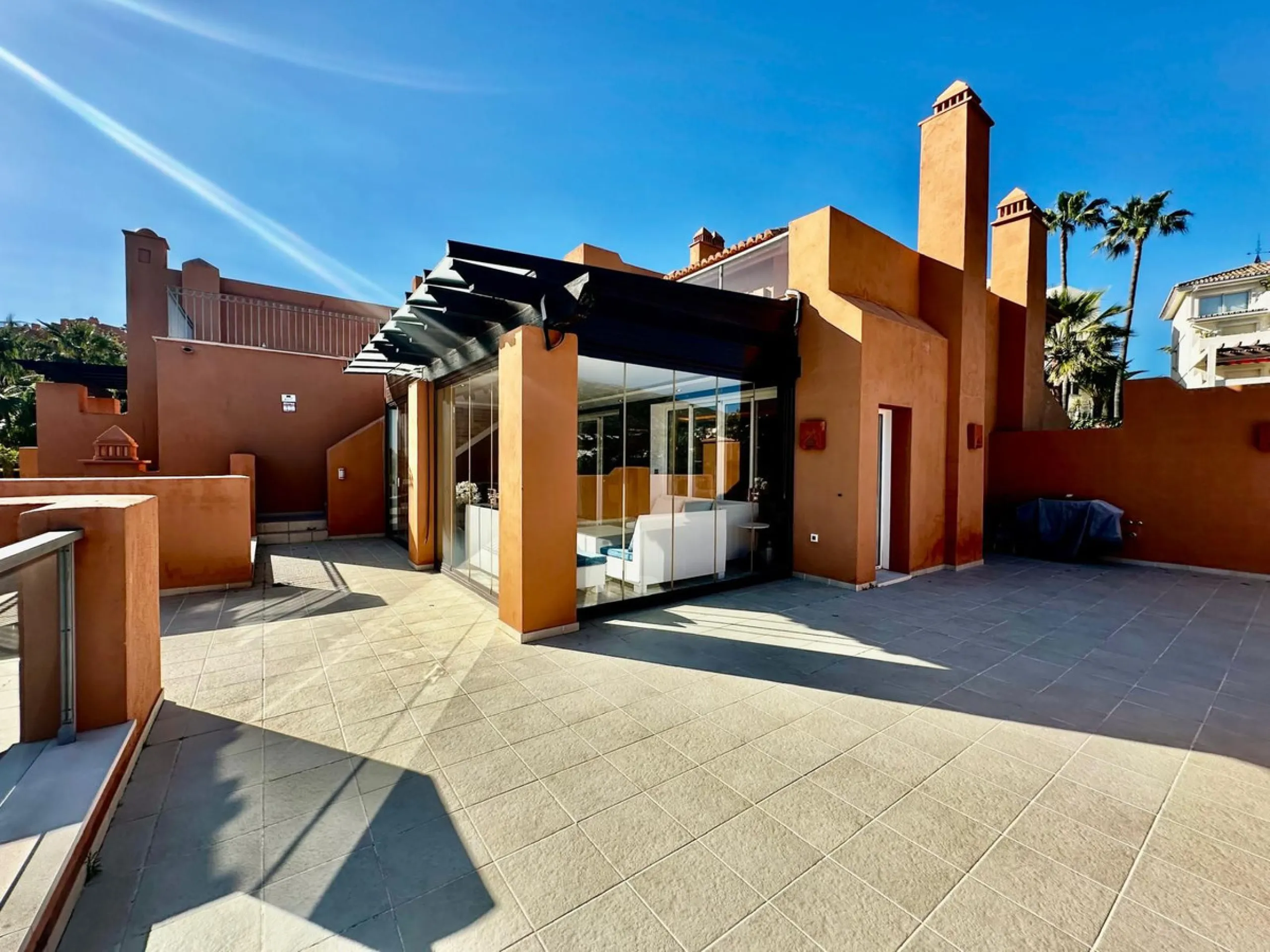 Spectacular duplex penthouse with 3 bedrooms and 3 bathrooms in an exclusive development in Nueva Andalucía, recently renovated combining elegance and comfort, on the main floor there are two spacious bedrooms and two bathrooms, a modern fully equipped ki