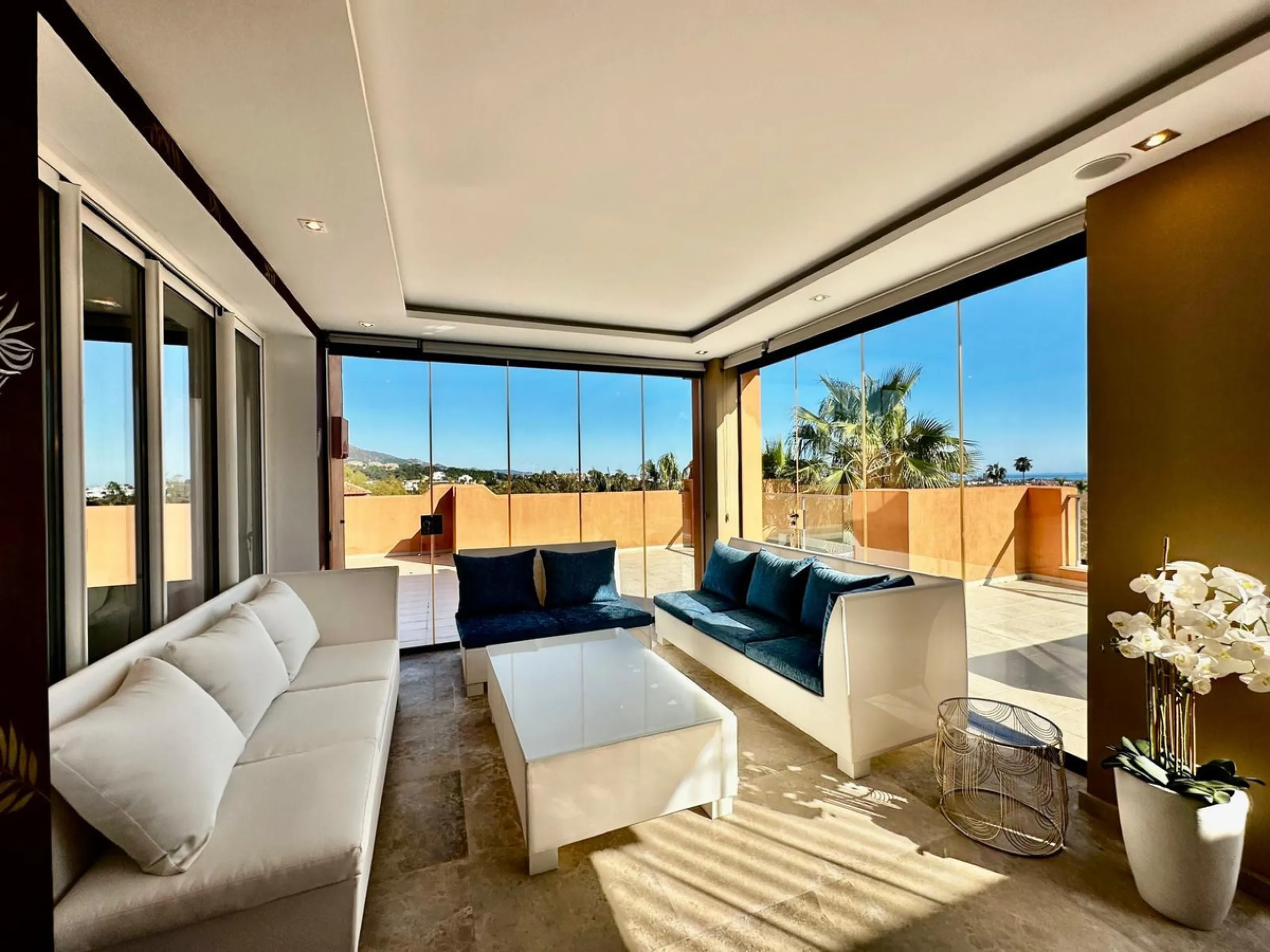 Spectacular duplex penthouse with 3 bedrooms and 3 bathrooms in an exclusive development in Nueva Andalucía, recently renovated combining elegance and comfort, on the main floor there are two spacious bedrooms and two bathrooms, a modern fully equipped ki