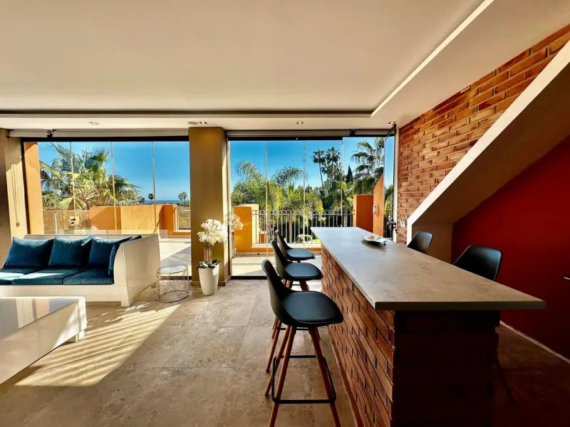 Spectacular duplex penthouse with 3 bedrooms and 3 bathrooms in an exclusive development in Nueva Andalucía, recently renovated combining elegance and comfort, on the main floor there are two spacious bedrooms and two bathrooms, a modern fully equipped ki