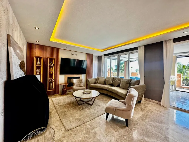 Spectacular duplex penthouse with 3 bedrooms and 3 bathrooms in an exclusive development in Nueva Andalucía, recently renovated combining elegance and comfort, on the main floor there are two spacious bedrooms and two bathrooms, a modern fully equipped ki