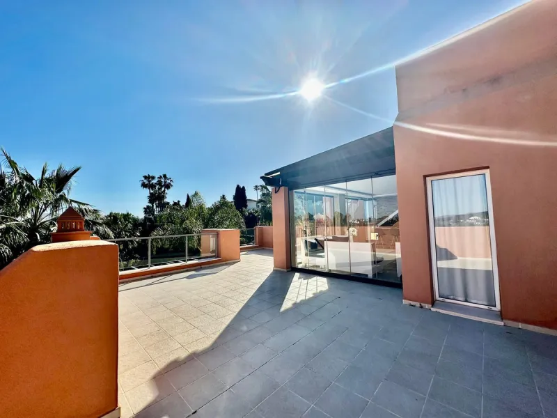 Spectacular duplex penthouse with 3 bedrooms and 3 bathrooms in an exclusive development in Nueva Andalucía, recently renovated combining elegance and comfort, on the main floor there are two spacious bedrooms and two bathrooms, a modern fully equipped ki