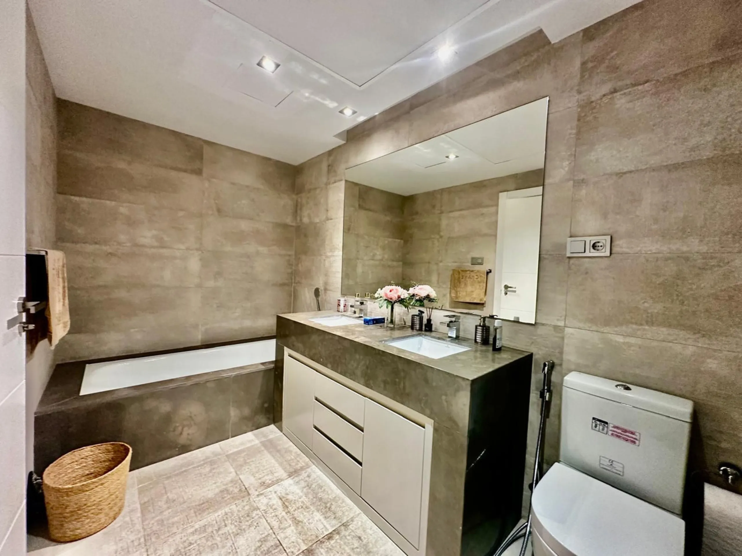 Spectacular duplex penthouse with 3 bedrooms and 3 bathrooms in an exclusive development in Nueva Andalucía, recently renovated combining elegance and comfort, on the main floor there are two spacious bedrooms and two bathrooms, a modern fully equipped ki
