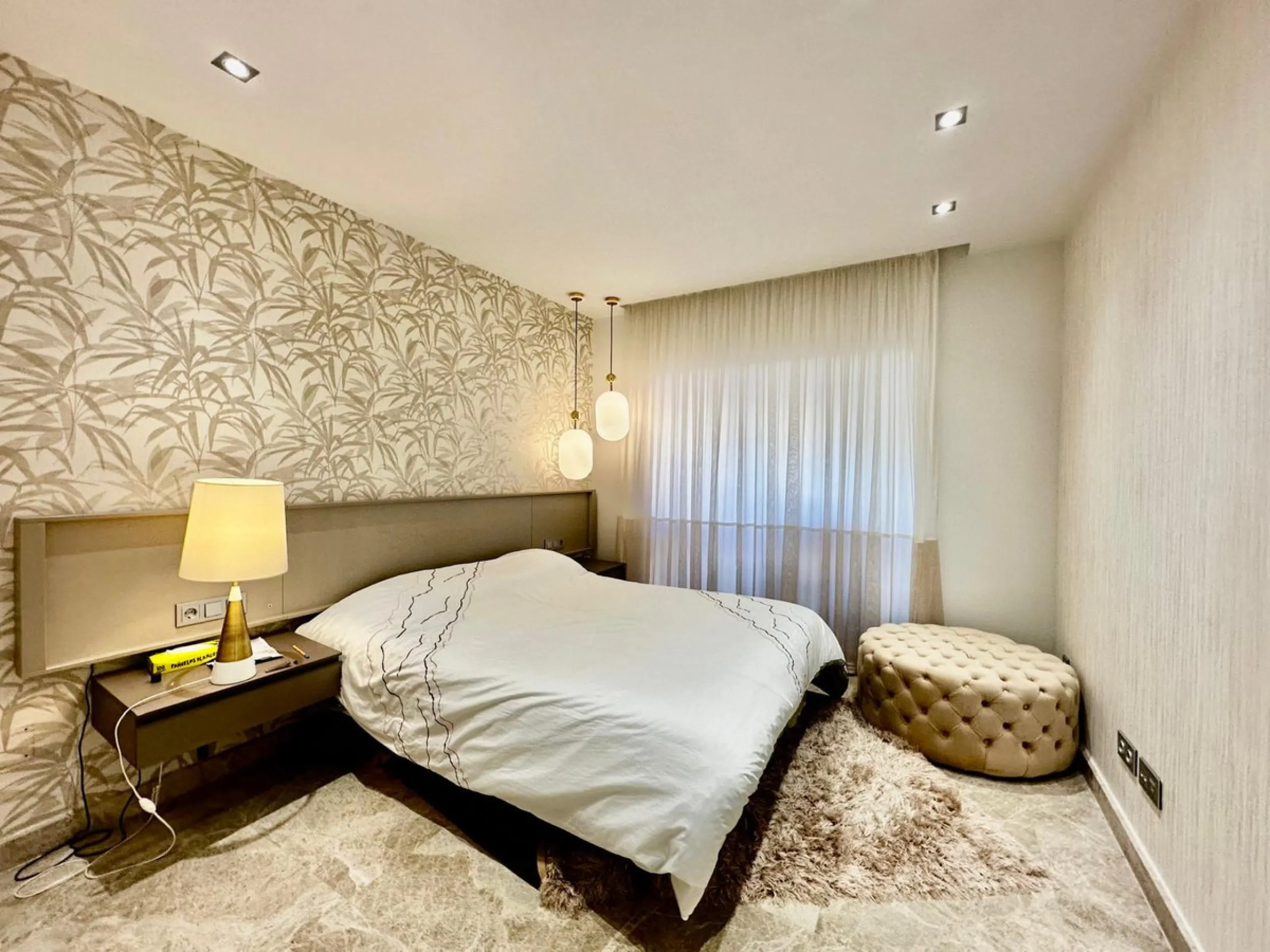Spectacular duplex penthouse with 3 bedrooms and 3 bathrooms in an exclusive development in Nueva Andalucía, recently renovated combining elegance and comfort, on the main floor there are two spacious bedrooms and two bathrooms, a modern fully equipped ki