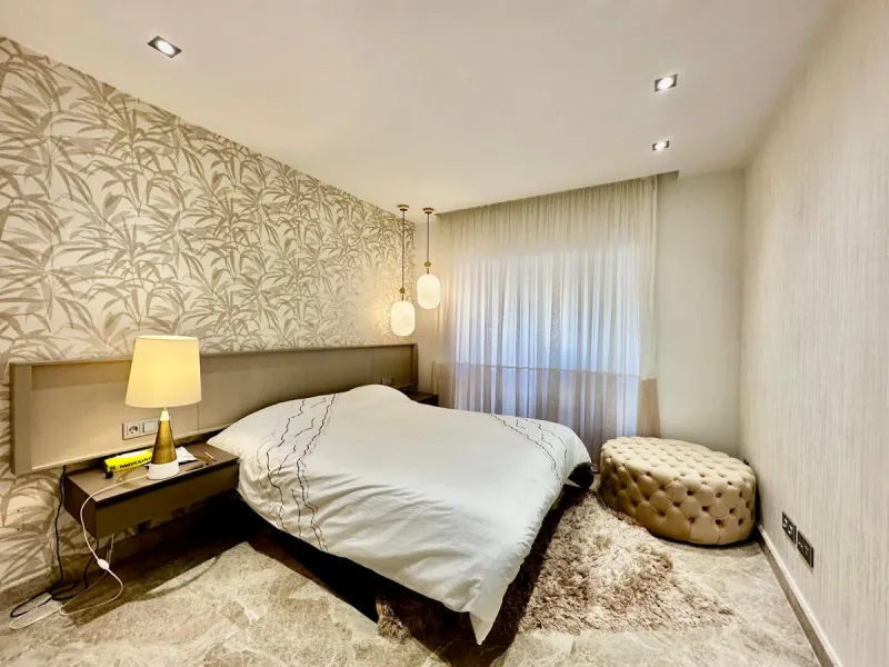Spectacular duplex penthouse with 3 bedrooms and 3 bathrooms in an exclusive development in Nueva Andalucía, recently renovated combining elegance and comfort, on the main floor there are two spacious bedrooms and two bathrooms, a modern fully equipped ki