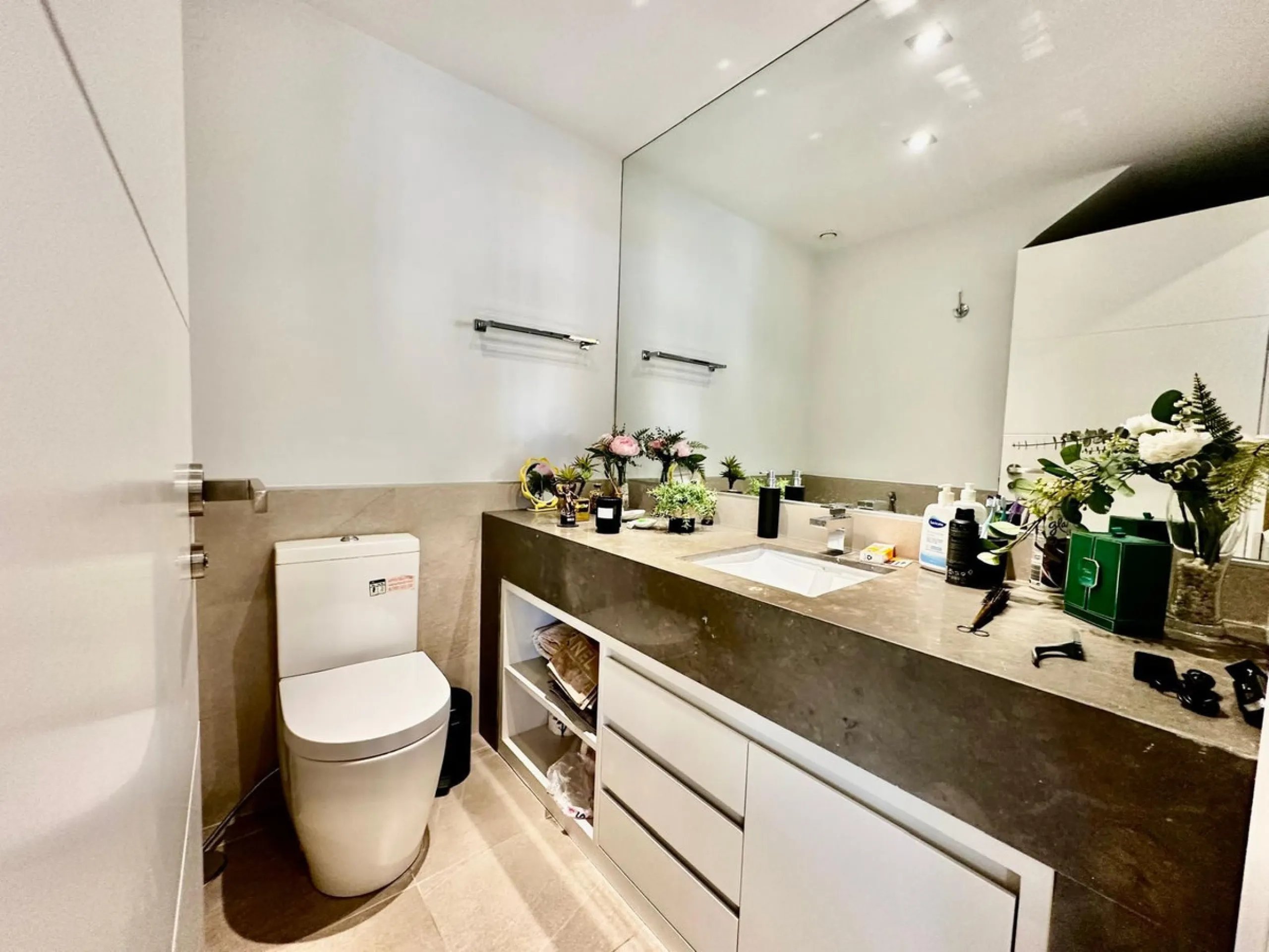 Spectacular duplex penthouse with 3 bedrooms and 3 bathrooms in an exclusive development in Nueva Andalucía, recently renovated combining elegance and comfort, on the main floor there are two spacious bedrooms and two bathrooms, a modern fully equipped ki