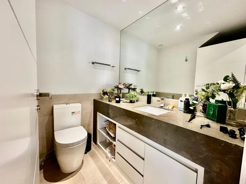 Spectacular duplex penthouse with 3 bedrooms and 3 bathrooms in an exclusive development in Nueva Andalucía, recently renovated combining elegance and comfort, on the main floor there are two spacious bedrooms and two bathrooms, a modern fully equipped ki