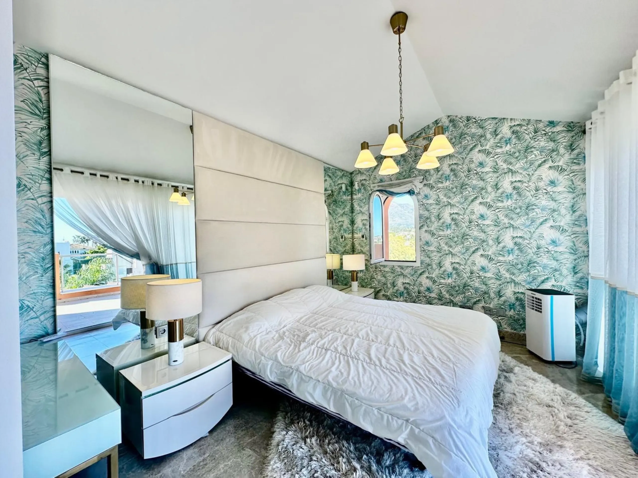 Spectacular duplex penthouse with 3 bedrooms and 3 bathrooms in an exclusive development in Nueva Andalucía, recently renovated combining elegance and comfort, on the main floor there are two spacious bedrooms and two bathrooms, a modern fully equipped ki